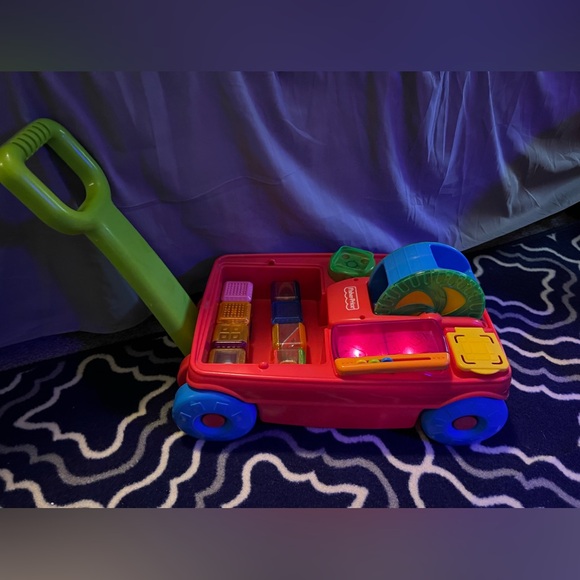 2003 Fisher Price PEEK A Blocks Activity Wagon With 8 Blocks Works Incrediblock - Picture 11 of 13